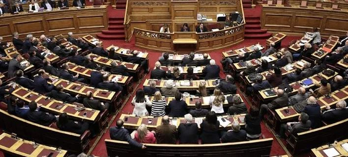 Ο Αλέξης Τσίπρας ενημερώνει σήμερα την Ολομέλεια για τη συμφωνία με την ΠΓΔΜ